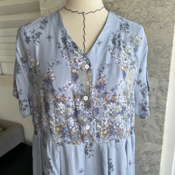 Flowery Dress with Pocket and Buttons, Tropical Design - Picture 9 of 11